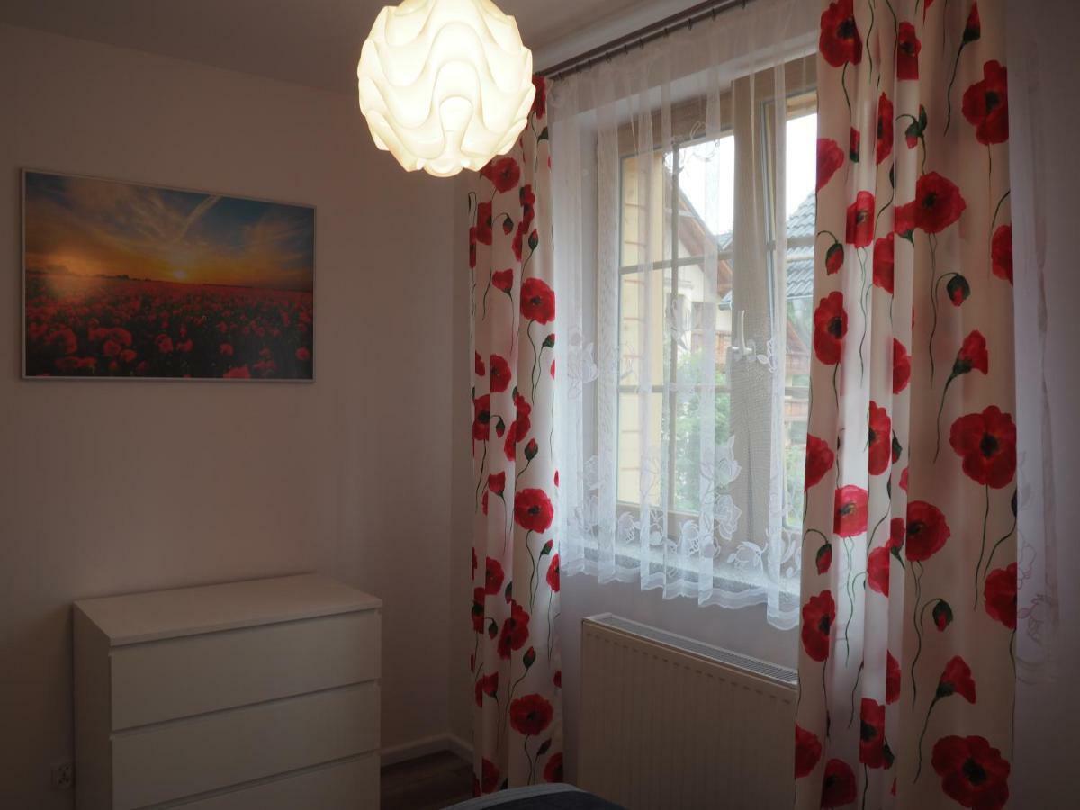 Apartment Red Flowers *